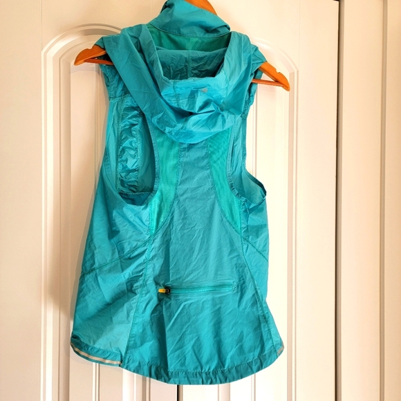 Lululemon mist wind proof running vest size 6. - Picture 4 of 4